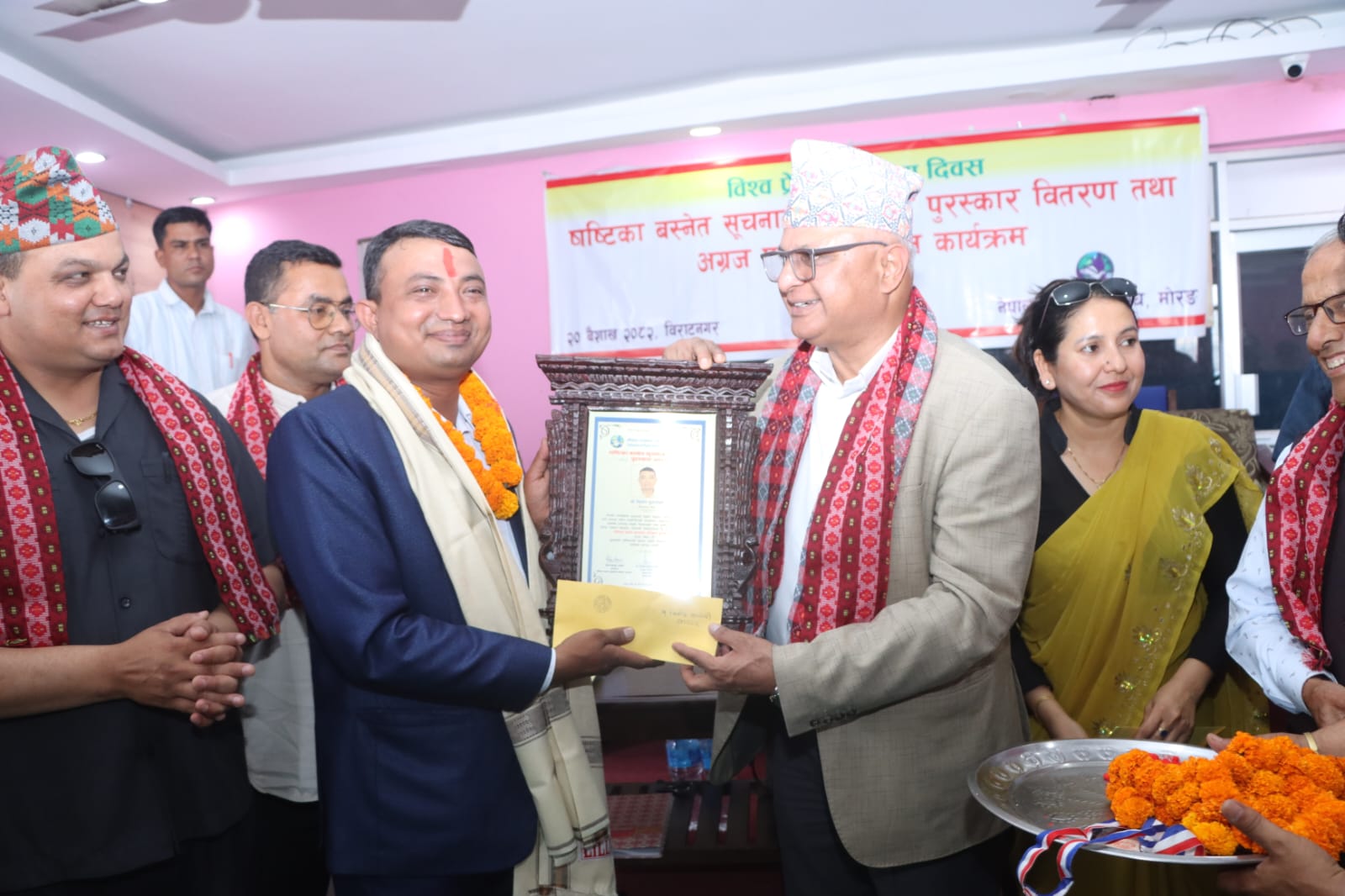 प्रदेश खबरकर्मी किशोर बुढाथोकीलाई १ लाख राशिको पुरस्कृत