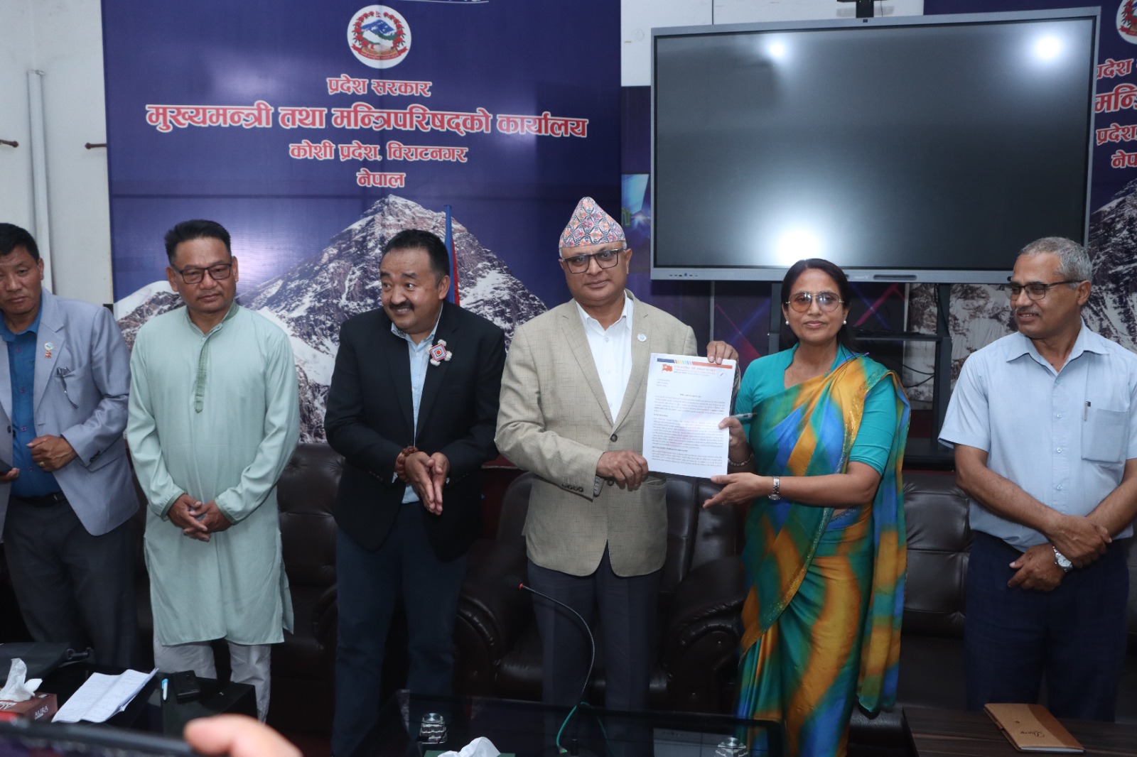 जनजीविकाका सवालमा नेकपा एसद्धारा कोशी प्रदेशका मुख्यमन्त्रीलाई ज्ञापनपत्र