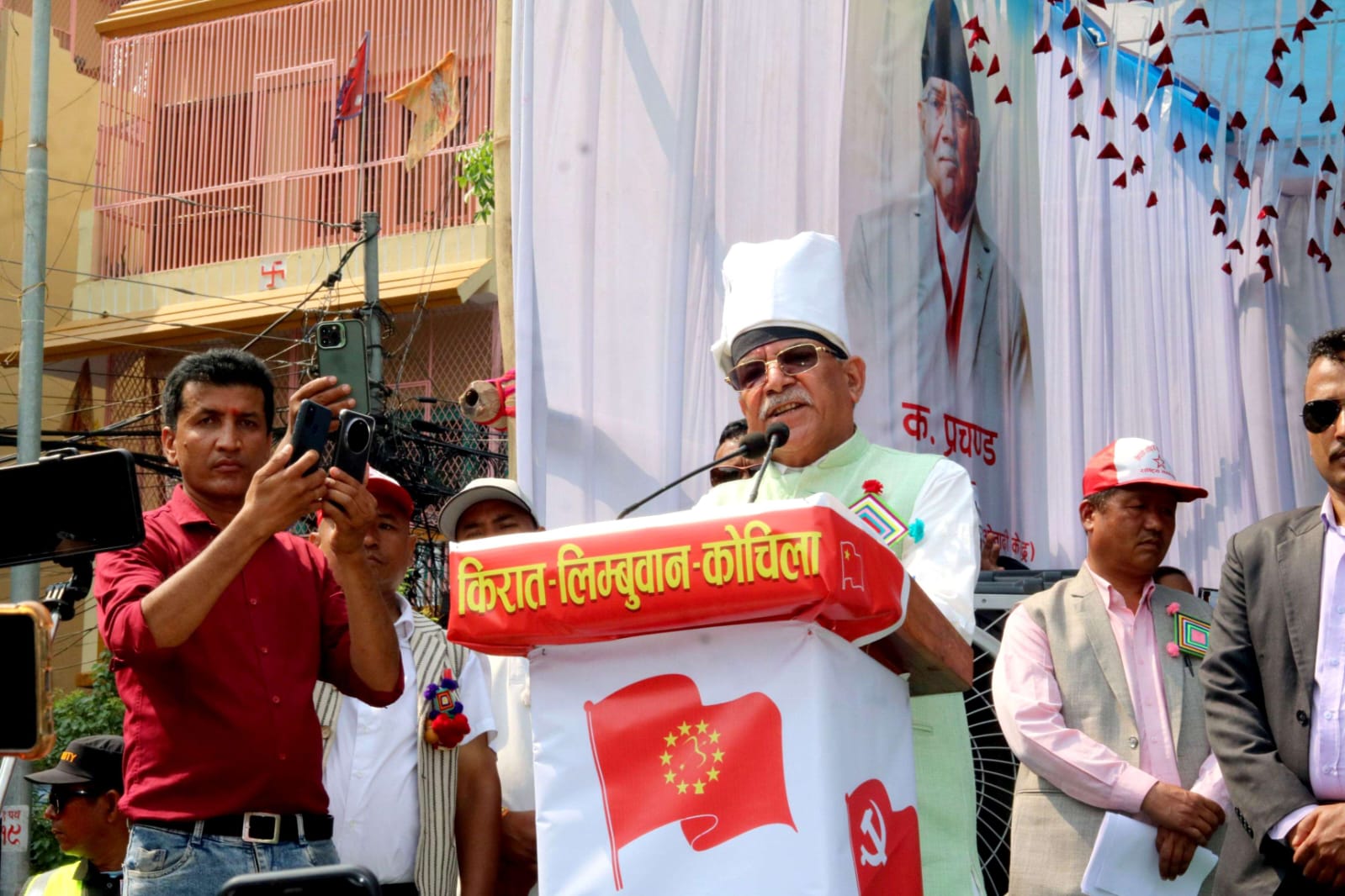 धरान आएर प्रचण्डले भने - 'देशमा परिवर्तन ल्याउन संविधान संशोधन अपरिहार्य छ'