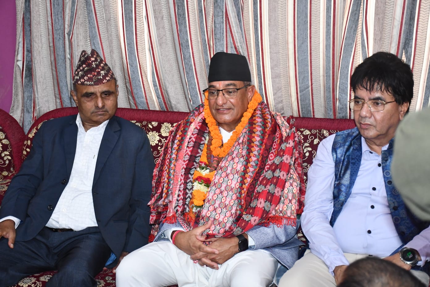 कसैसँग फोटो खिच्दैमा सरकार ढल्दैन : गृहमन्त्री