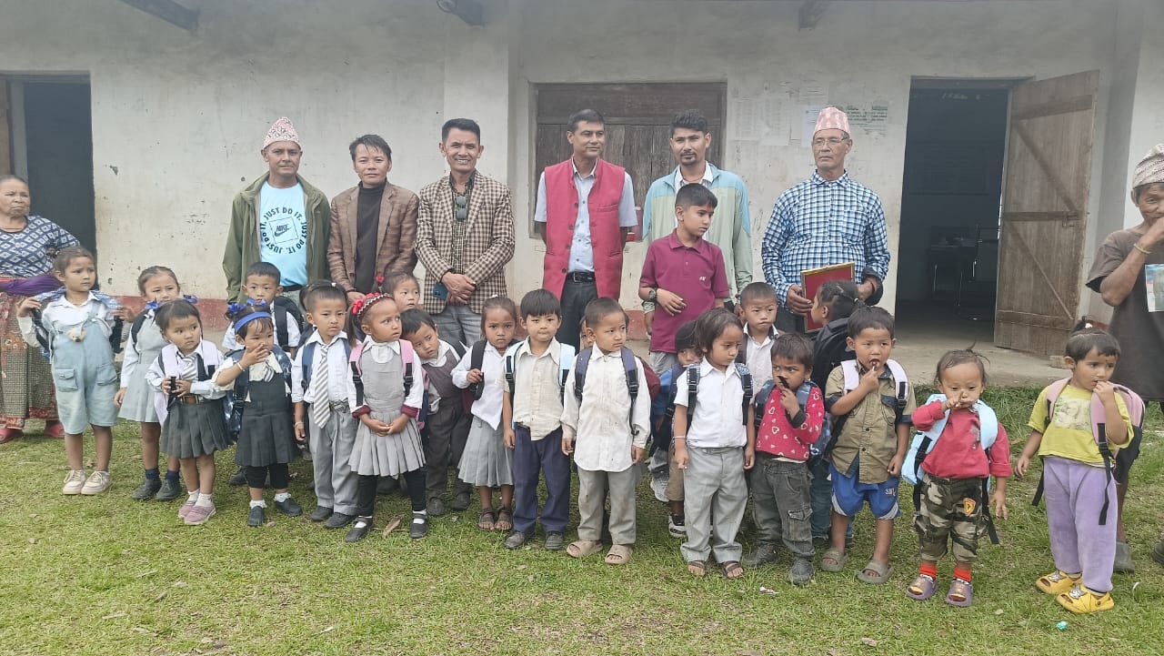 छोराको जन्मदिनमा विद्यार्थीलाई झोला वितरण