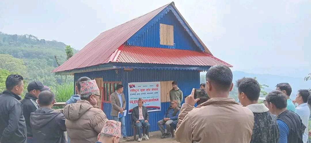 बिपन्न परिवारलाई घर हस्तान्तरण