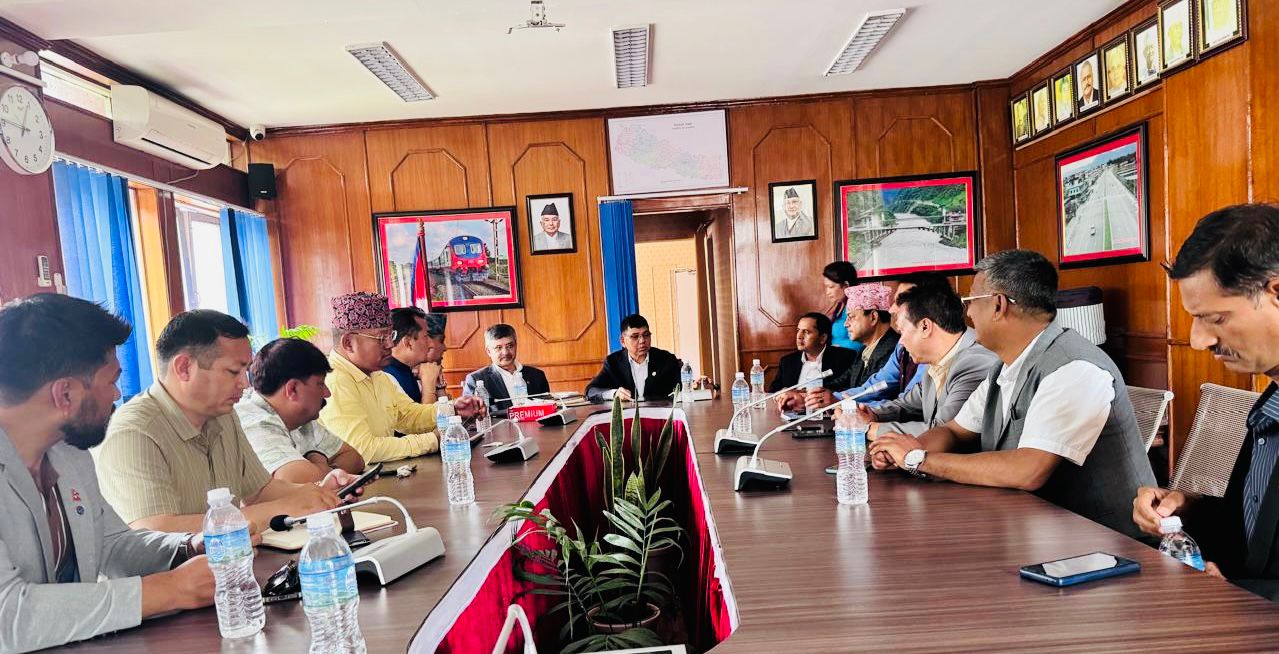 मन्त्री दाहाललाई सार्वजनिक यातायात मजदुर–व्यवसायीको ध्यानाकर्षण