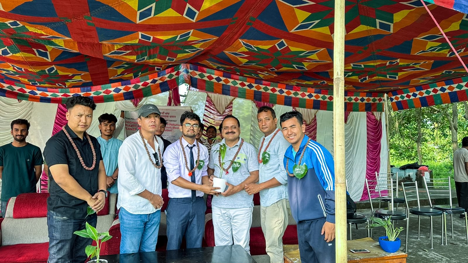 नेविसंघद्धारा धरानमा ‘प्लास्टिक देऊ, बिरुवा लैजाऊ’ अभियान सञ्चालन