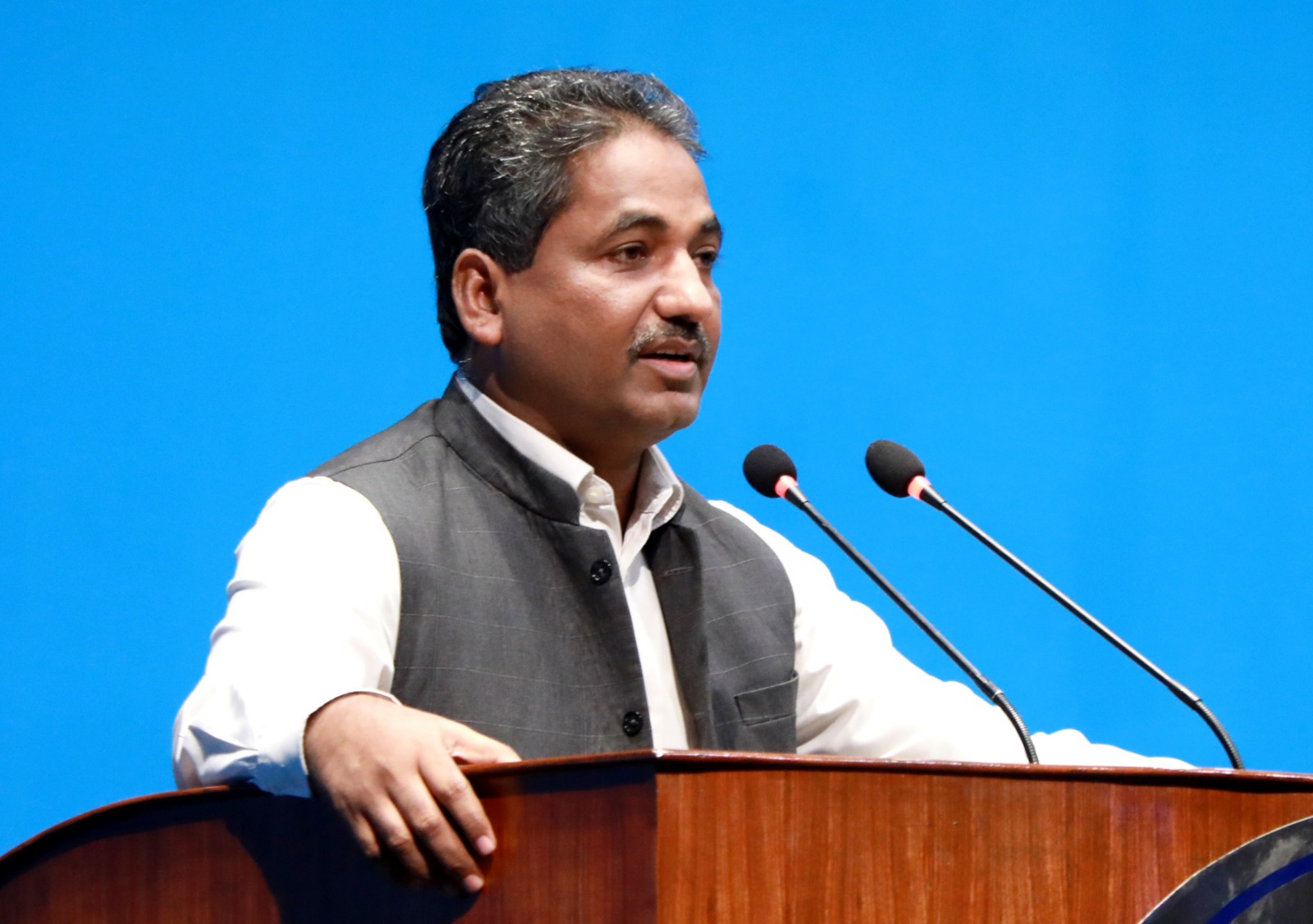 प्रधानमन्त्री ओलीलाई प्रभु साहले भने–थोरै लाज छ भने रौतहटका जनताको राजश्व फिर्ता गर्नुहोस