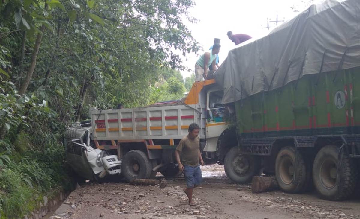 धनकुटामा चारवटा सवारी दुर्घटना भएपछि सडक अवरुद्ध