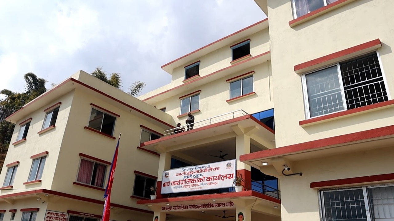 फालेलुङको नयाँ नीति  ः शिक्षक र कर्मचारीले छोराछोरी सामुदायिक विद्यालयमा नपढाए सुविधा कटौती