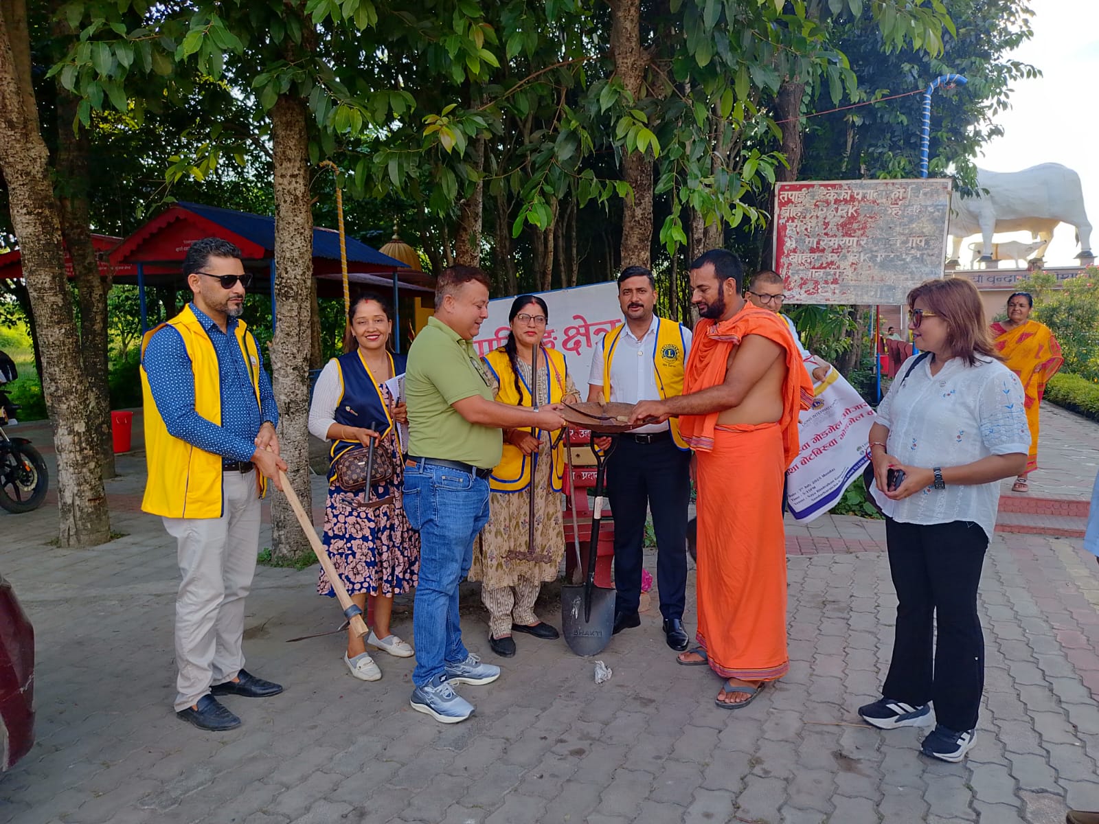 गभर्नर सप्ताहको अन्तिम दिन बोटबिरुवा गोडमेल तथा औजार वितरण