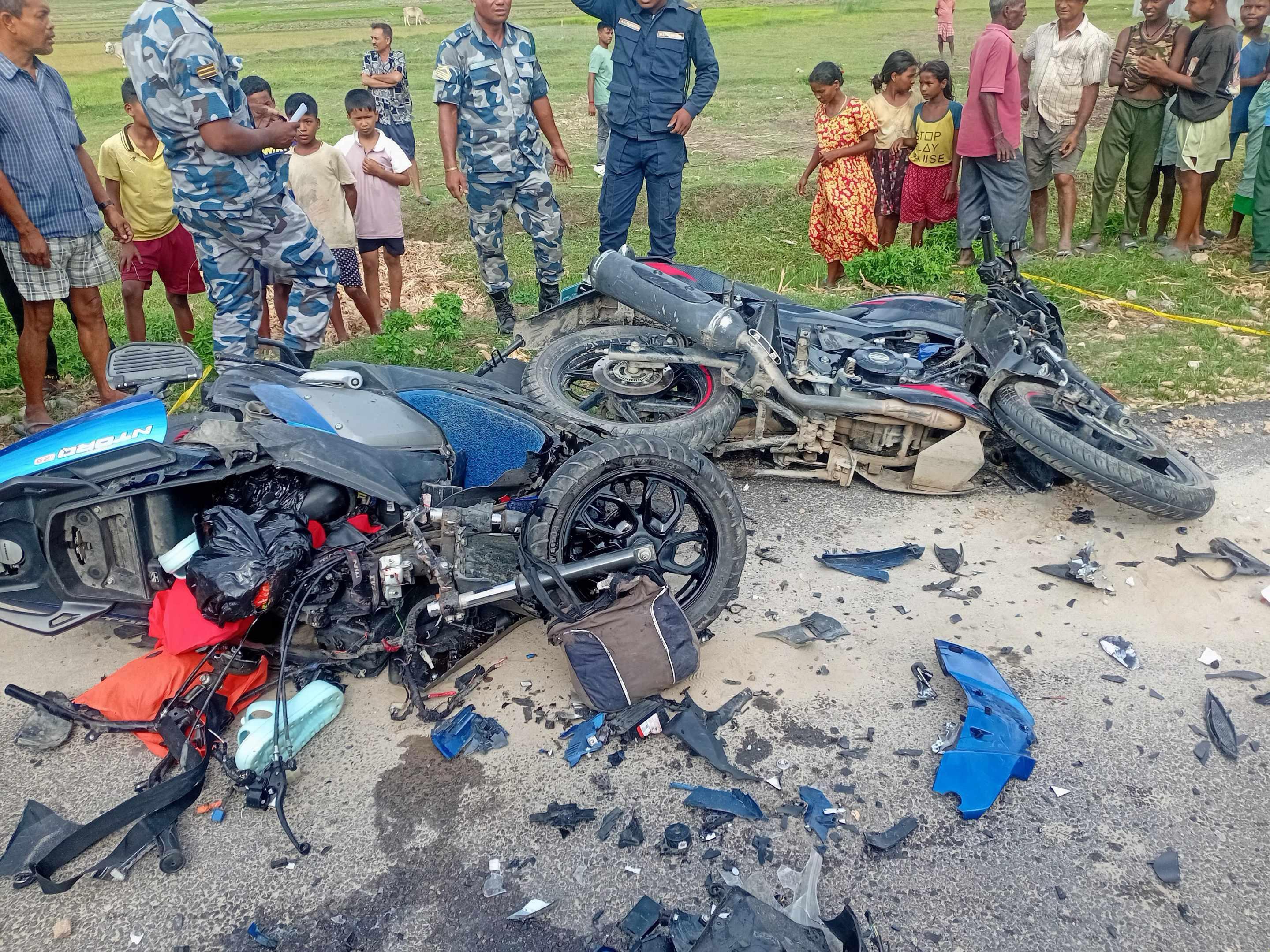 झापामा भारतीय नम्बरको मोटरसाइकल र स्कुटर ठोक्किँदा २ जनाको मृत्यु, महिला र बालक गम्भीर घाइते