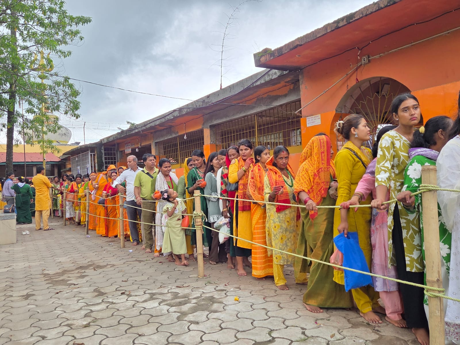 श्रावणको तेश्रो सोमबारः पिण्डेश्वर मन्दिरमा भक्तजनको घुइँचो (फोटो फिचर)