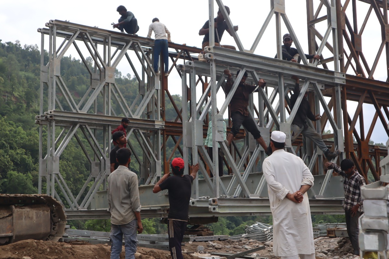 पाँचथरको हेंवा खोलामा धमाधम जोडिँदै मोडुलर ब्रिज