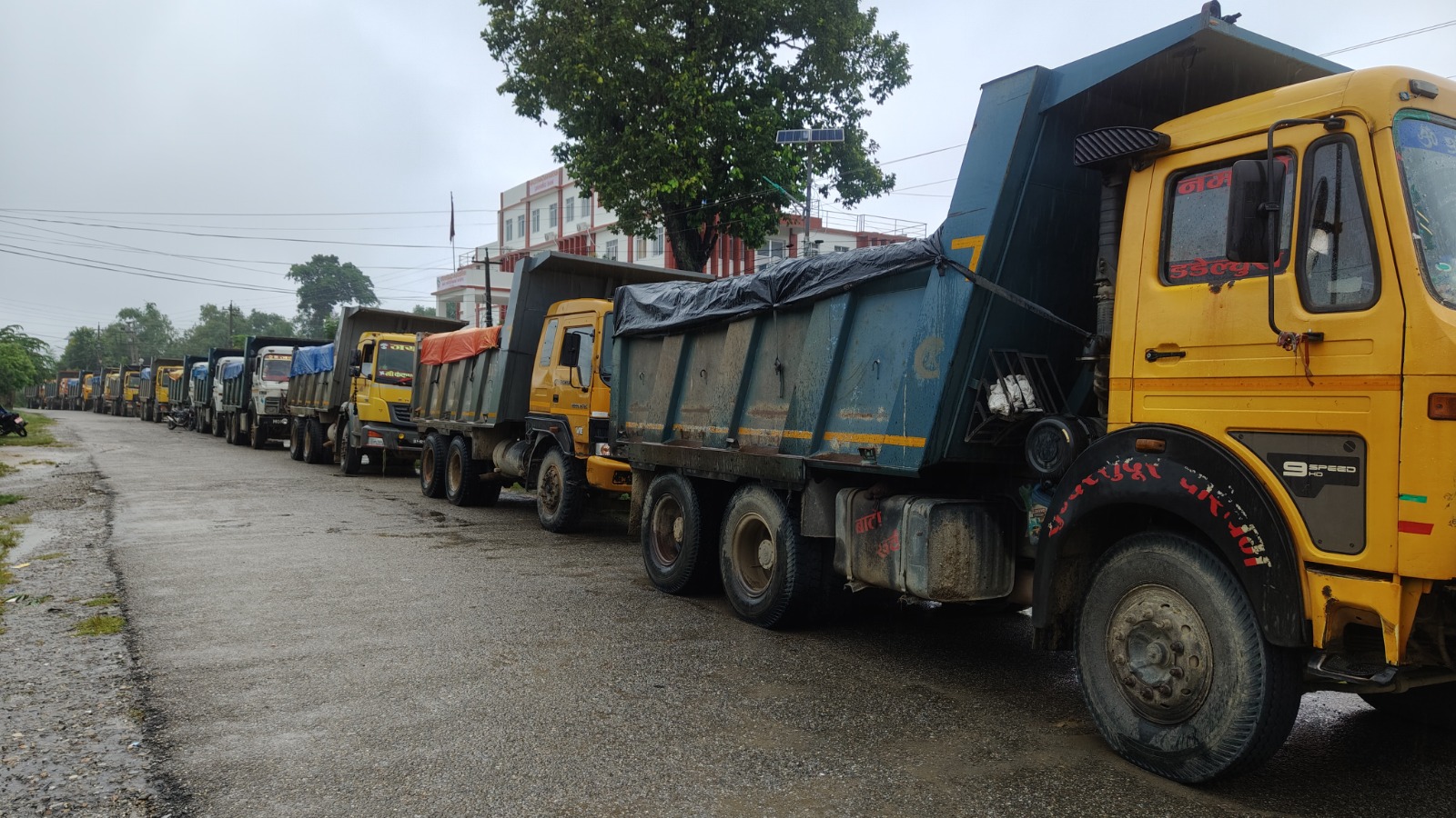 उदयपुरमा राष्ट्रिय आयोजनाको नाममा अवैध माटो उत्खनन गर्ने १७ टिपर नियन्त्रणमा