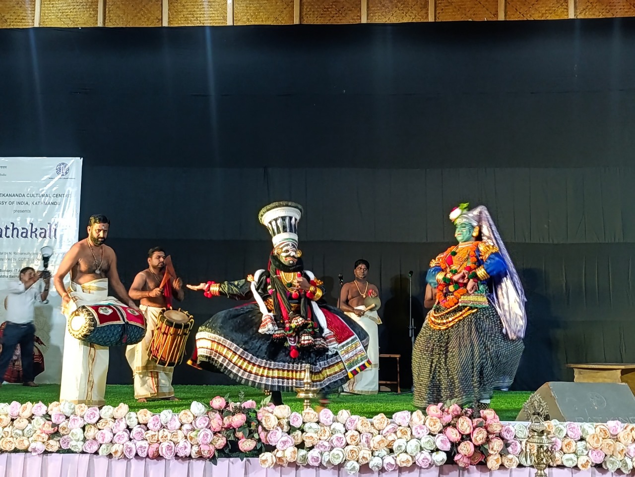 इलाममा कलाकारद्वारा कथककली नृत्य प्रस्तुत
