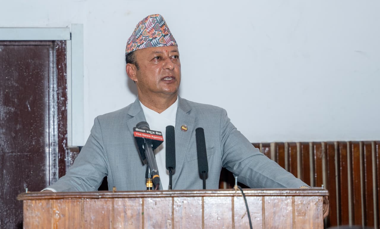 ऋणलाई अनुदान झैं बाँड्दा वित्तीय अनुशासन गुम्छ : मन्त्री खड्का