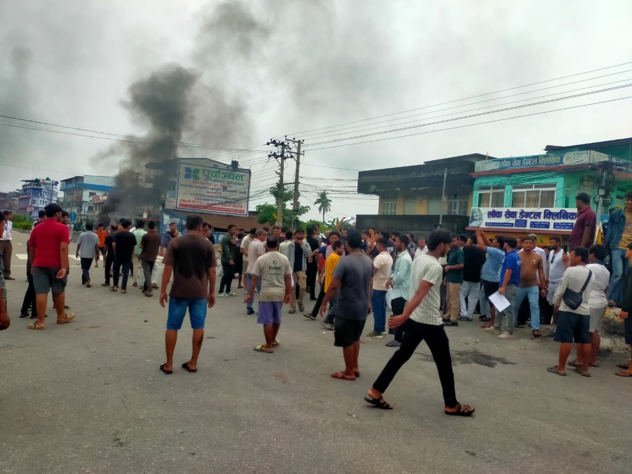 विराटनगरको बरगाछीमा पनि प्रदर्शन, तीनपैनीको प्रहरी बिटमा आगजनी