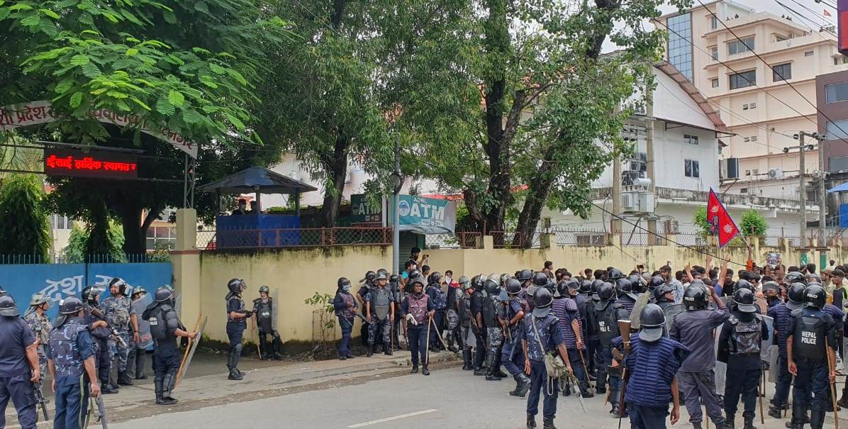 कोशी प्रदेशसभा घेराउ: ब्यारिकेट जलाउँदै अघि बढ्यो भिड
