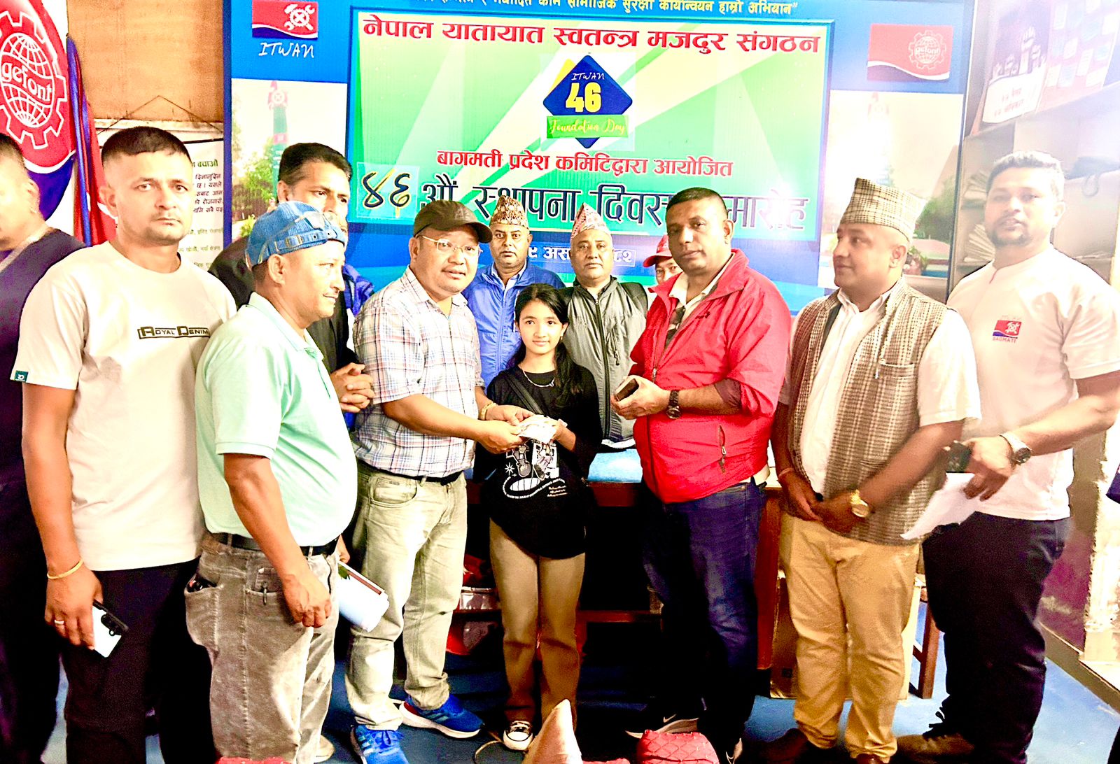 सडक दुर्घटनामा ज्यान गुमाएका सहचालककी छोरीलाई सहयोग