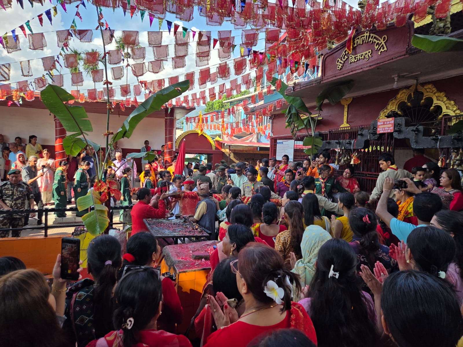धरानको दन्तकाली मन्दिरमा भित्र्याइयो फूलपाती
