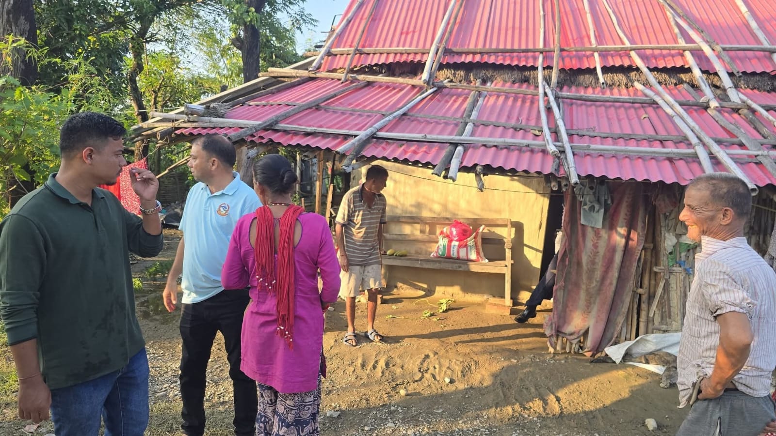 वराहक्षेत्रका बाढीपीडितलाई स्वास्थ्य उपचारसँगै राहत वितरण