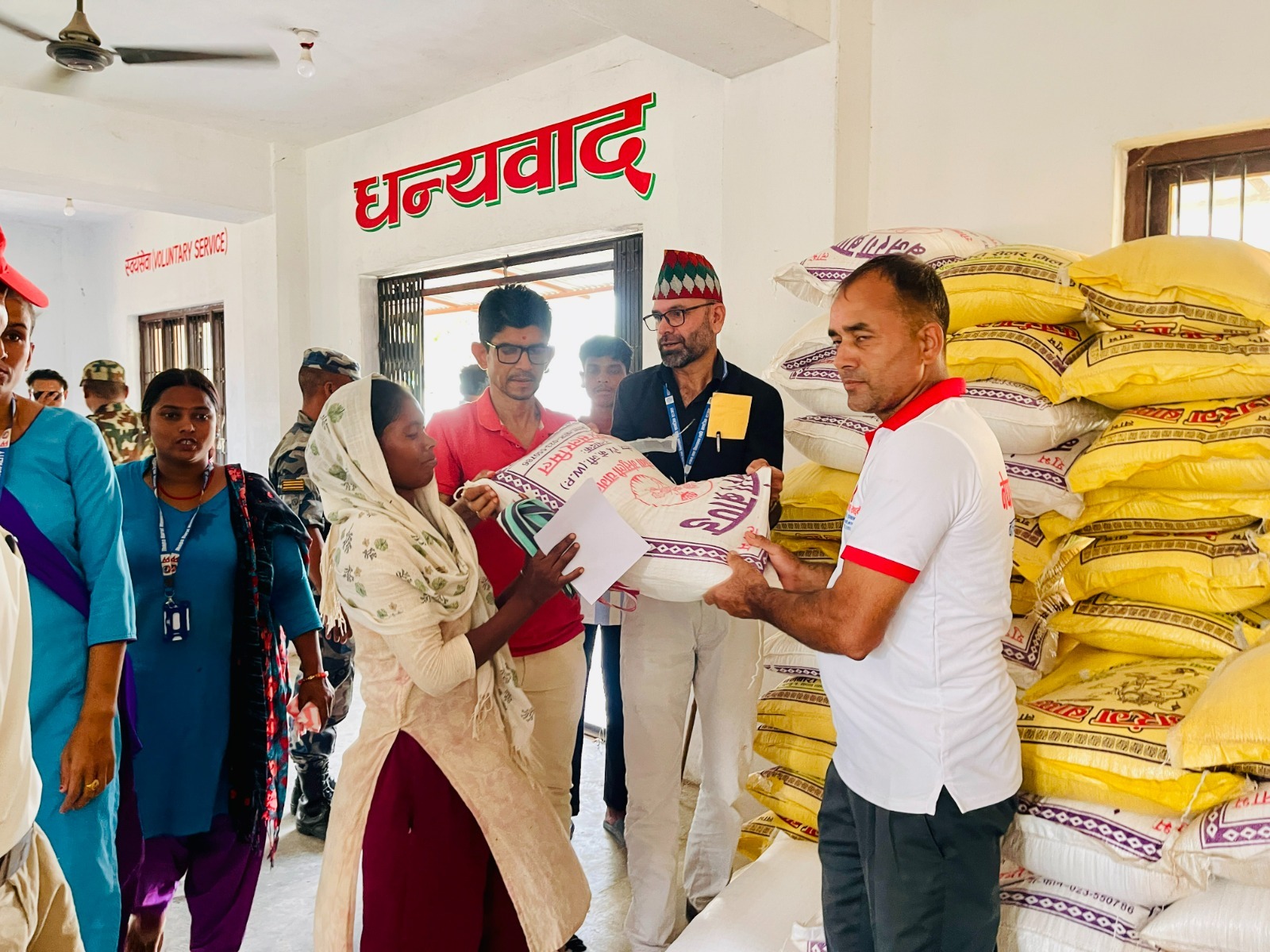 झापा गाउँपालिकाका ६ सय ३६ परिवारलाई राहत वितरण