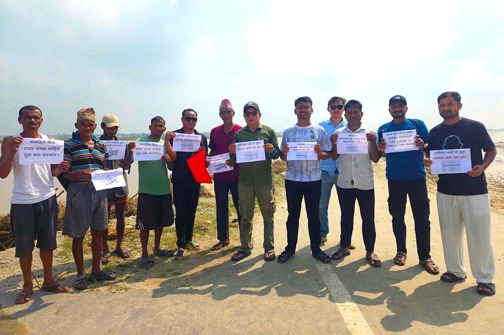 कनकाई माईको पुल १५ वर्षदेखि अधुरो, युवाहरूले धर्ना मार्फत गराए सरकारको ध्यानाकर्षण