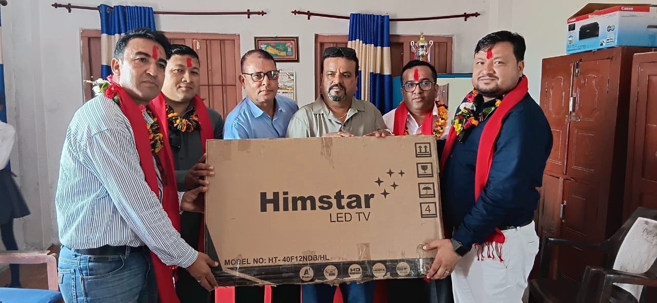 विदेशमा रहेर पनि झापाली समाज सहयोगमा सक्रिय, त्रिभुवन माविलाई एलइडी प्रदान