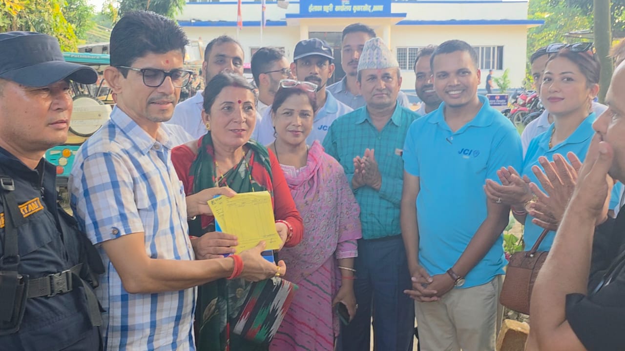 झापाका बाढीपीडितका लागि झापा जेसीजद्वारा सहयोग सामग्री प्रदान