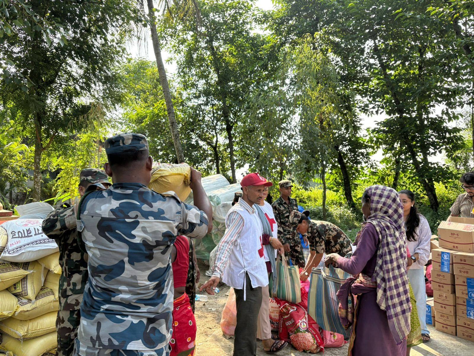 असोझे भेलको कहर: झापा गाउँपालिकामा ३४३२ परिवार प्रभावित, दुई दिनमै १०२० परिवारलाई राहत वितरण