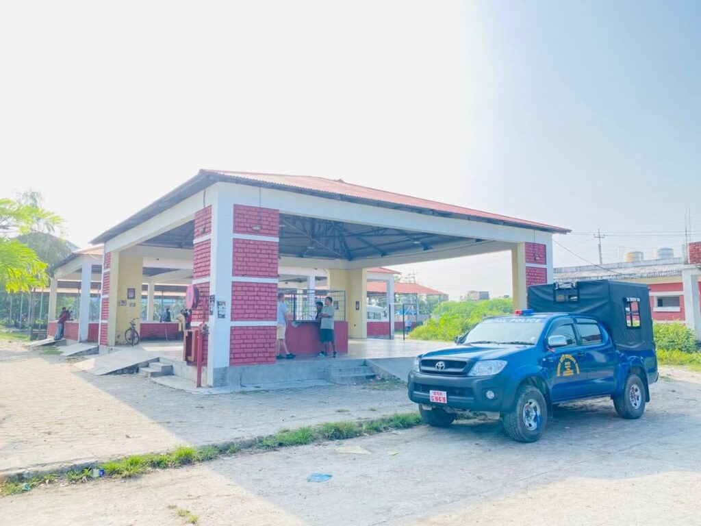 दमक हत्या प्रकरण, तीन जना पक्राउ