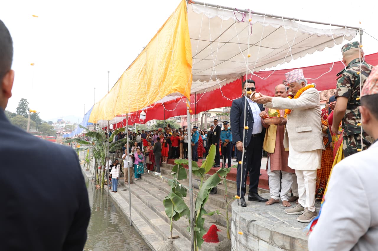राष्ट्रपति पौडेल छठी माताको पूजामा सहभागी