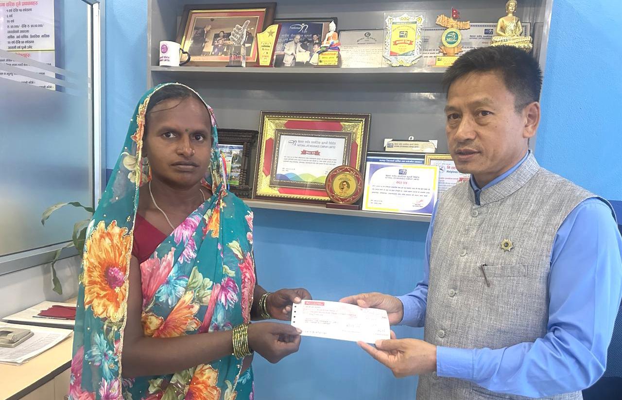 नेशनल लाइफ इन्सुरेन्सद्धारा मृतक परिवारलाई बीमा रकम भुक्तानी