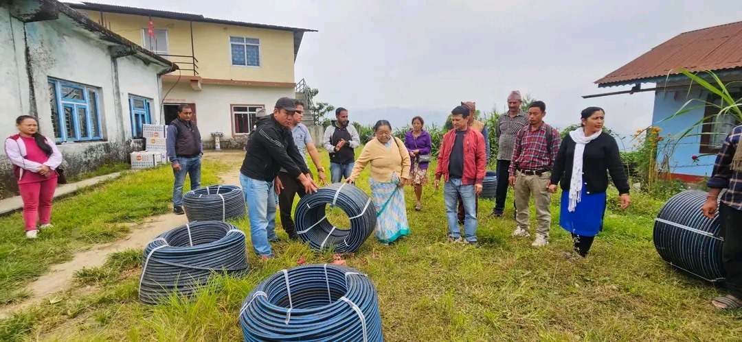 इलाम नगरपालिकाले थाल्यो विपद् प्रभावितका लागि राहत वितरण