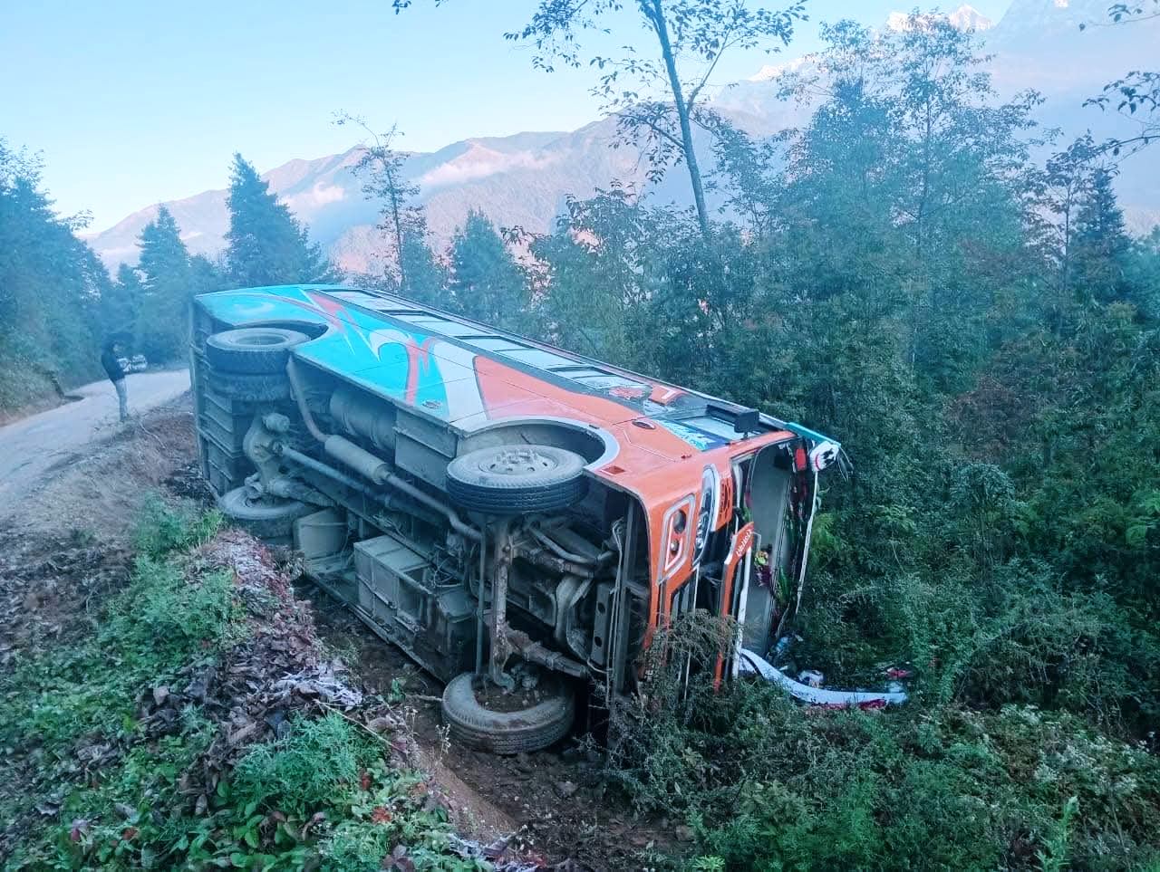 सोलुखुम्बुमा बस दुर्घटना हुदाँ दुई यात्री घाइते, चालक फरार