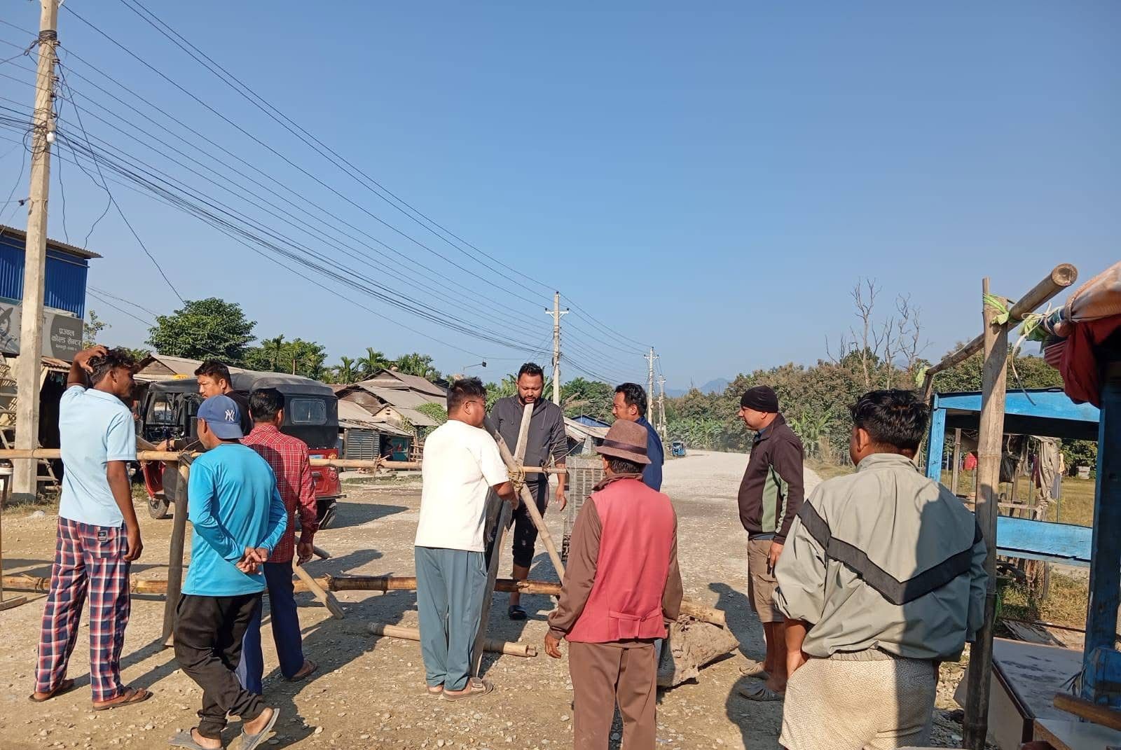 धुलोले उठवास लगाएको भन्दै मदन भण्डारी राजमार्ग अवरुद्ध