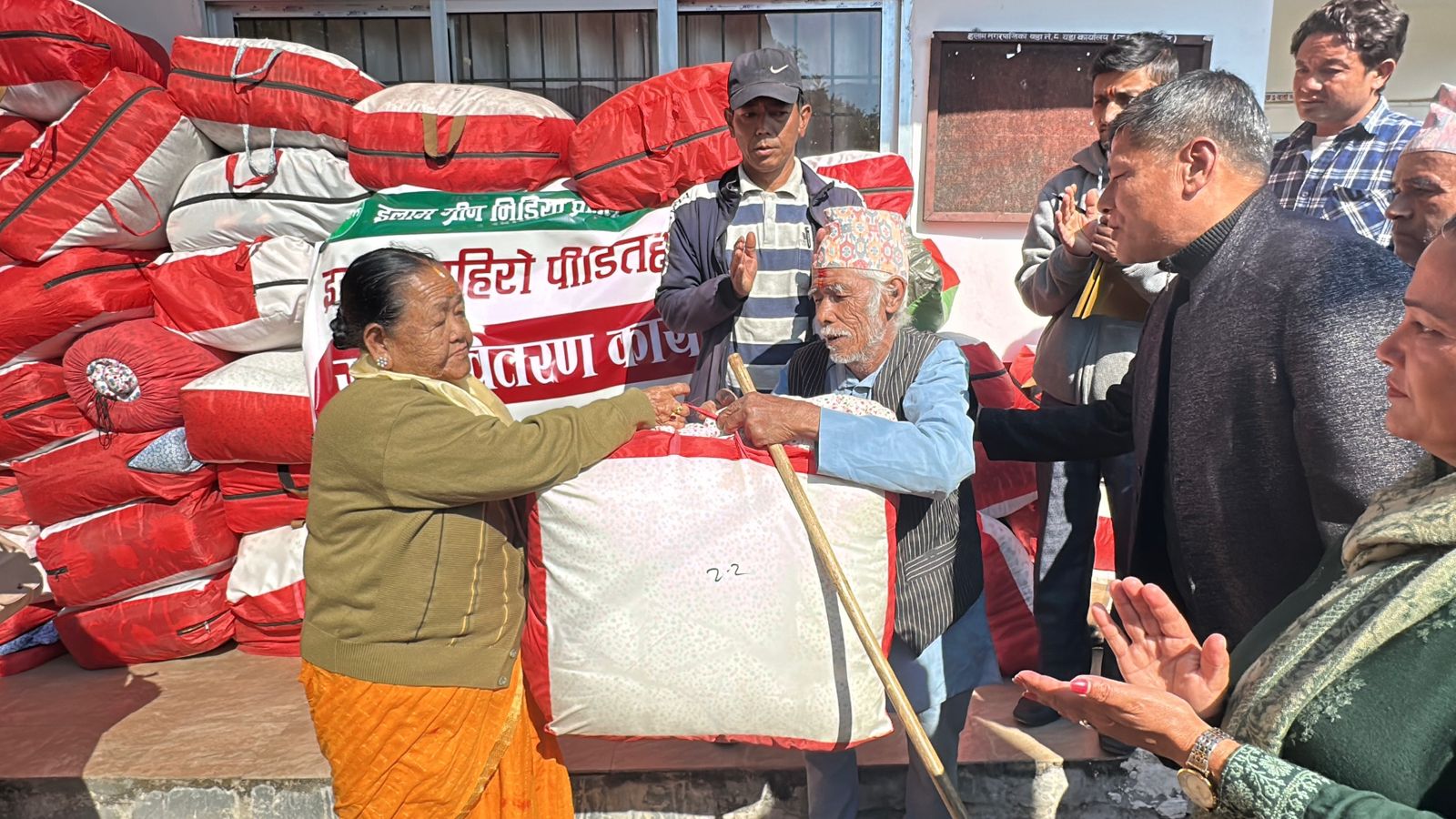 इलामका बाढी प्रभावित नागरिकलाई राहत वितरण