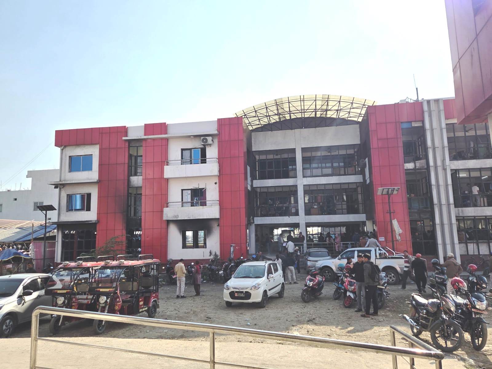 आगजनीबाट ध्वस्त बनेको यातायात कार्यालय इटहरी पुनः स्थापनाको सङ्घर्षमा, टहराबाट सेवा दिँदै