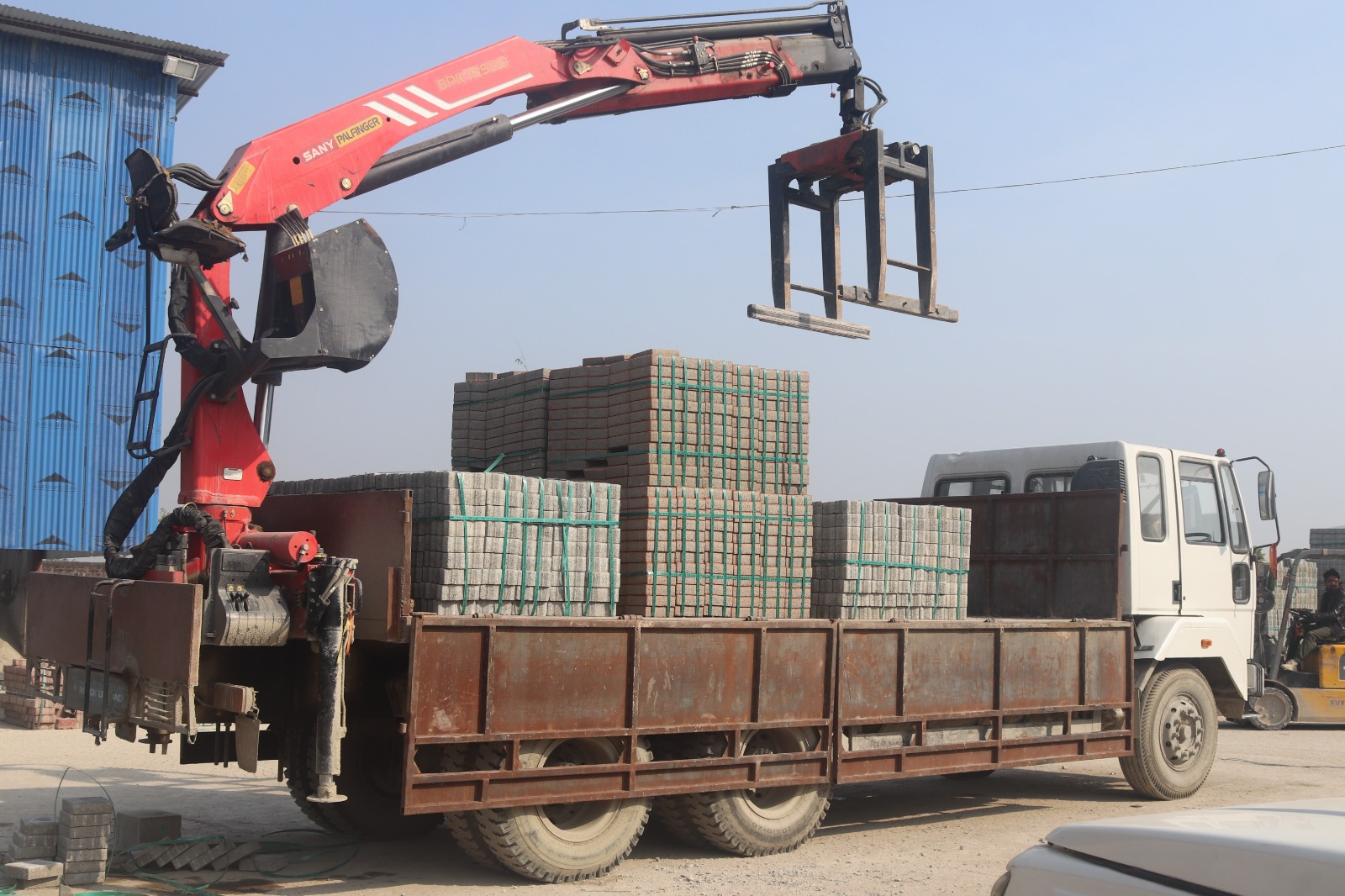 गाउँ–गाउँका सडकमा एनएस प्राप्त पेभर्सको प्रयोग