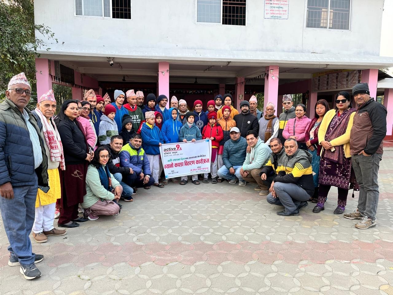 एक्टिभ नाइनद्वारा बटुकलाई न्यानो कपडा वितरण