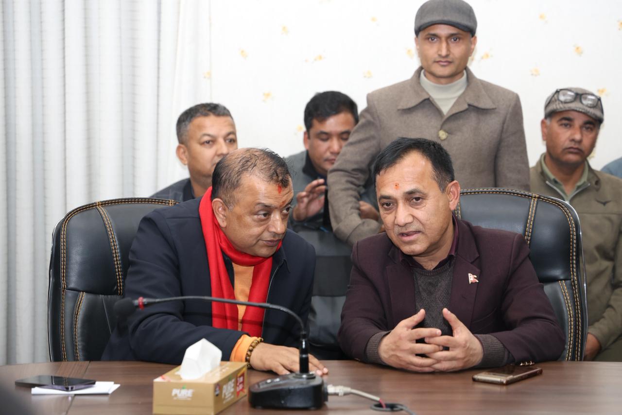 पूर्णबहादुरको टोली फर्किएलगत्तै गगन थापाको टोली निर्वाचन आयोगमा