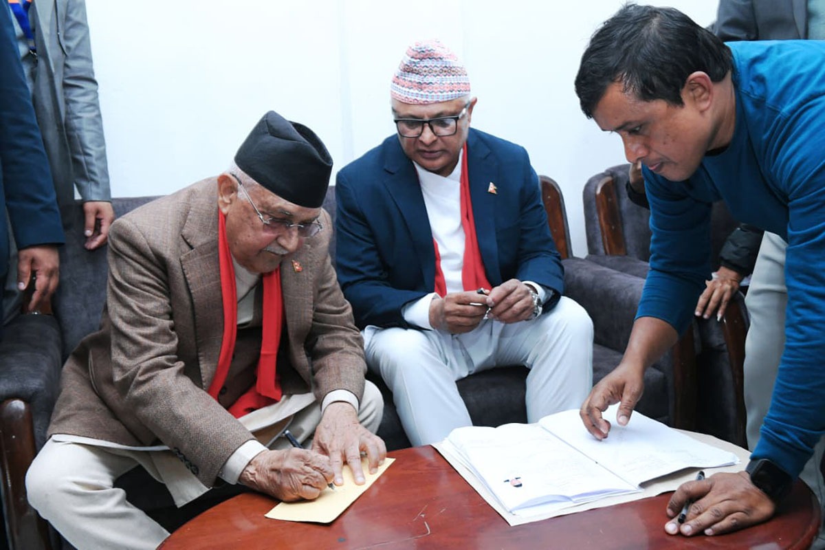 झापा –५ मा ओली र बालेनको मनोनयन दर्ता