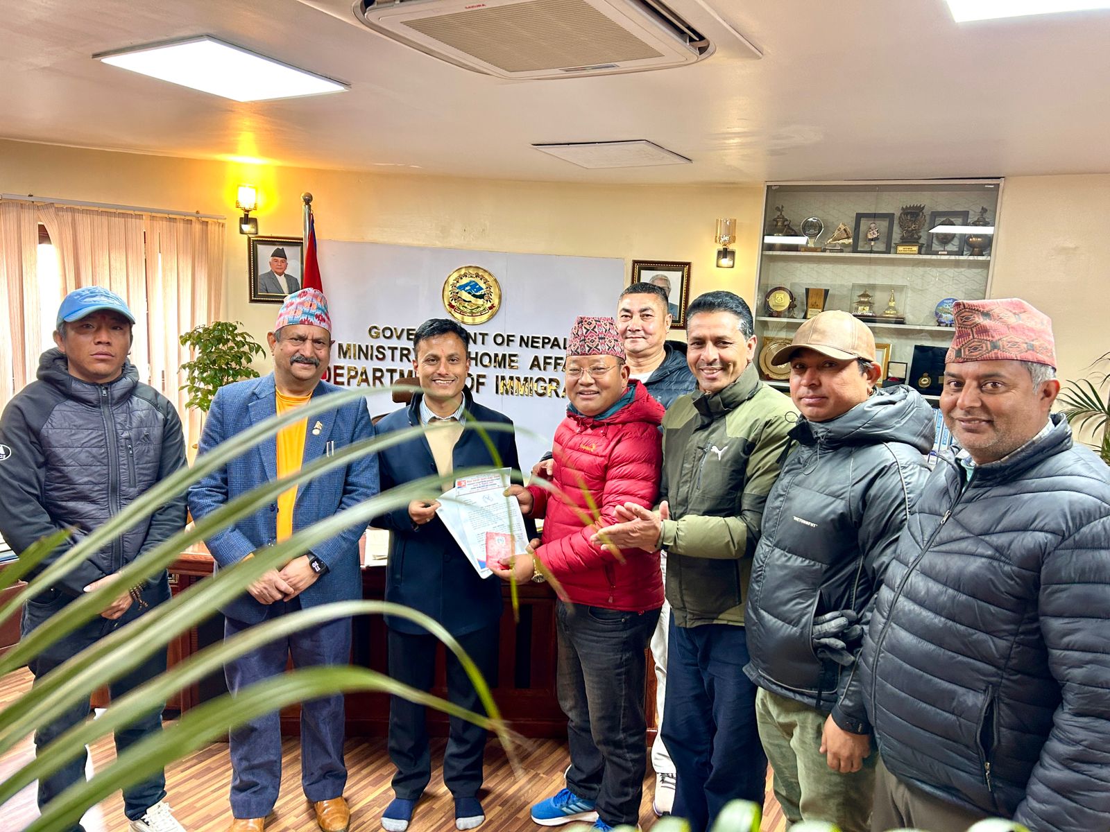 रसुवा नाकामा चीन प्रवेश नपाउँदा कन्टेनर चालक मारमा, बिचौलियाको बिगबिगी भएपछि अध्यागमन गुहार्दै मजदुर