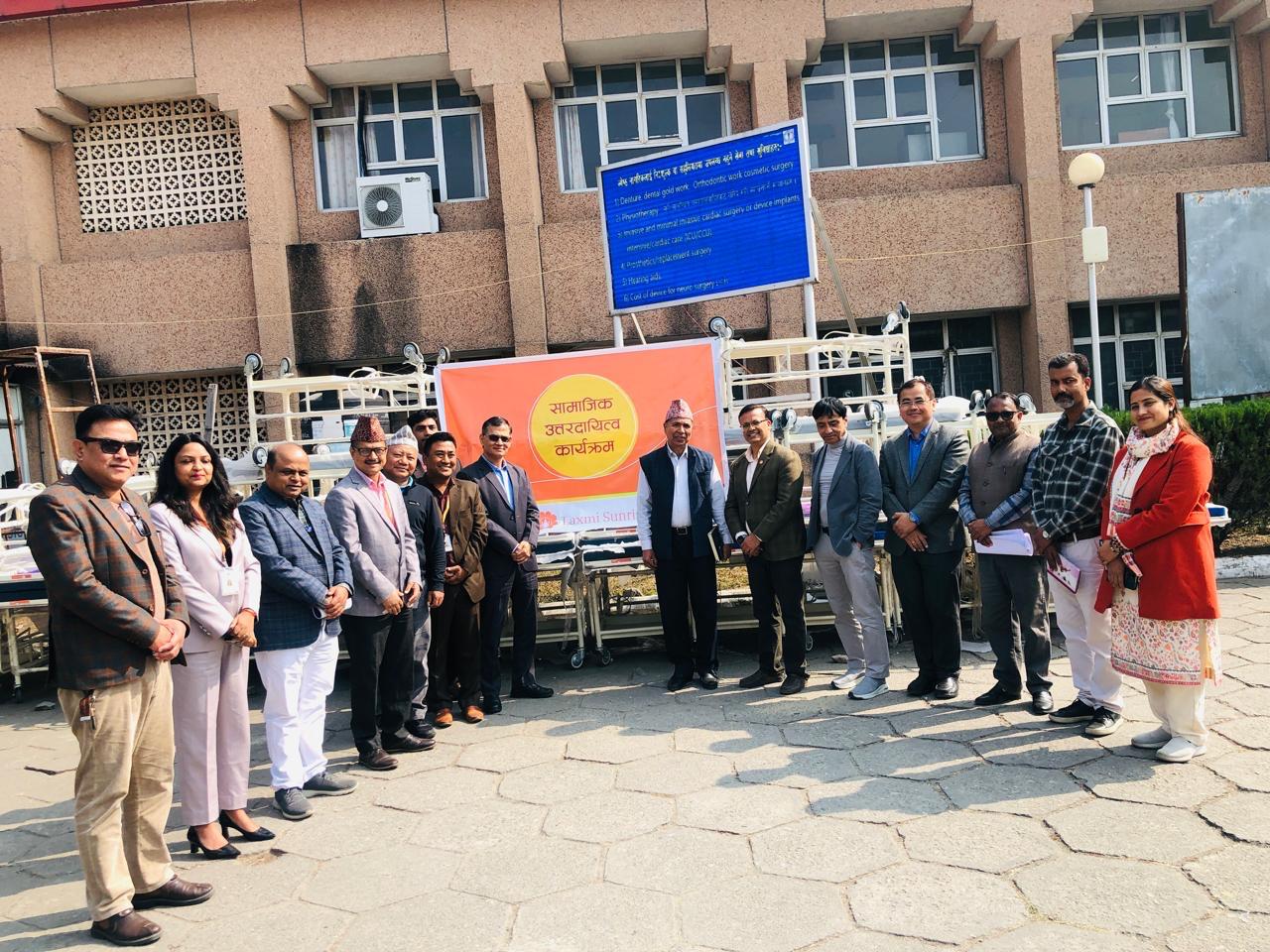 लक्ष्मी सनराइज बैङ्कद्वारा बीपी प्रतिष्ठानलाई ३० थान पेसेंट ट्रान्सफर ट्रली सहयोग