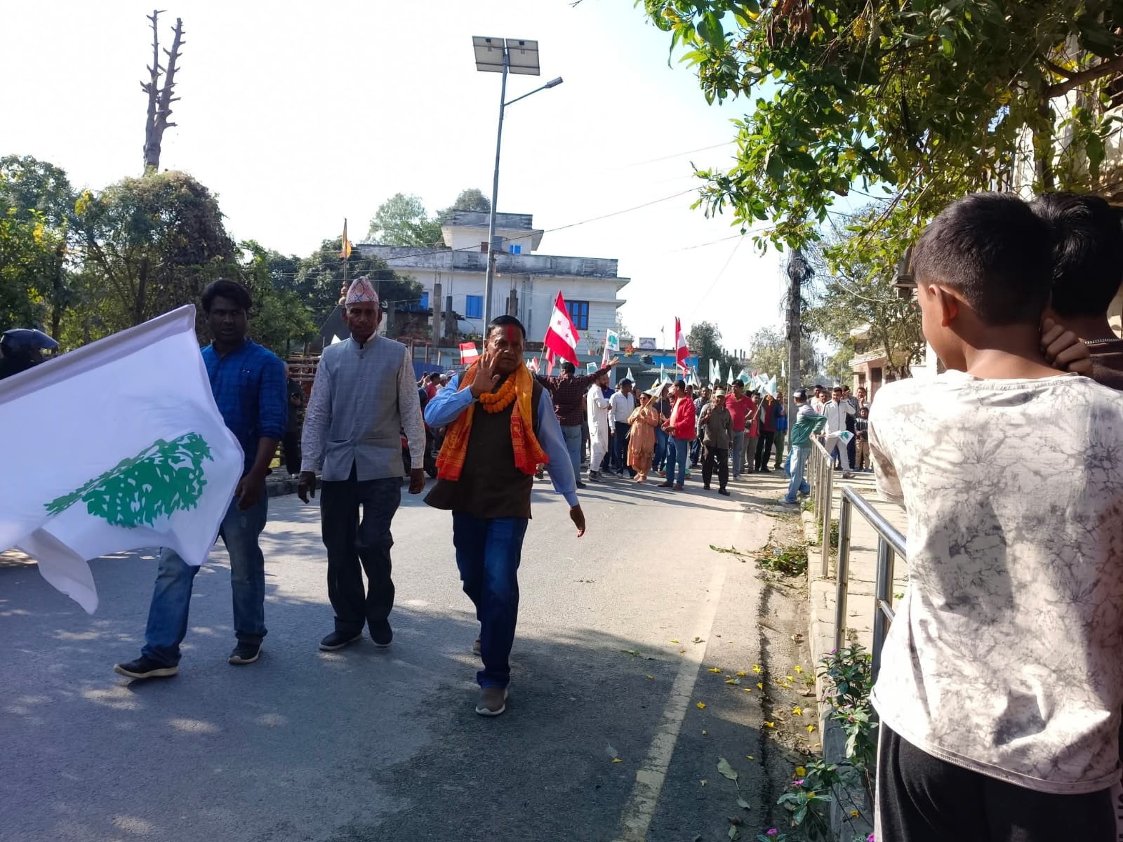 काँग्रेस उम्मेदवार कोइराला घरदैलो कार्यक्रममा व्यस्त