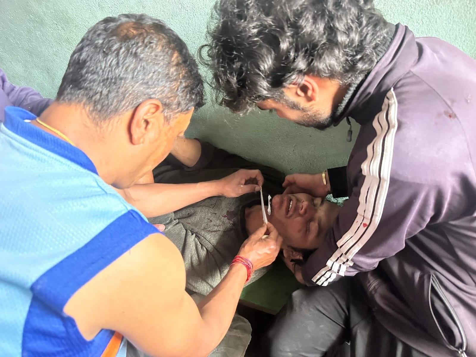 घुर्बिसे पञ्चमीमा विद्युत् पोल भाँचिँदा दुई जना घाइते