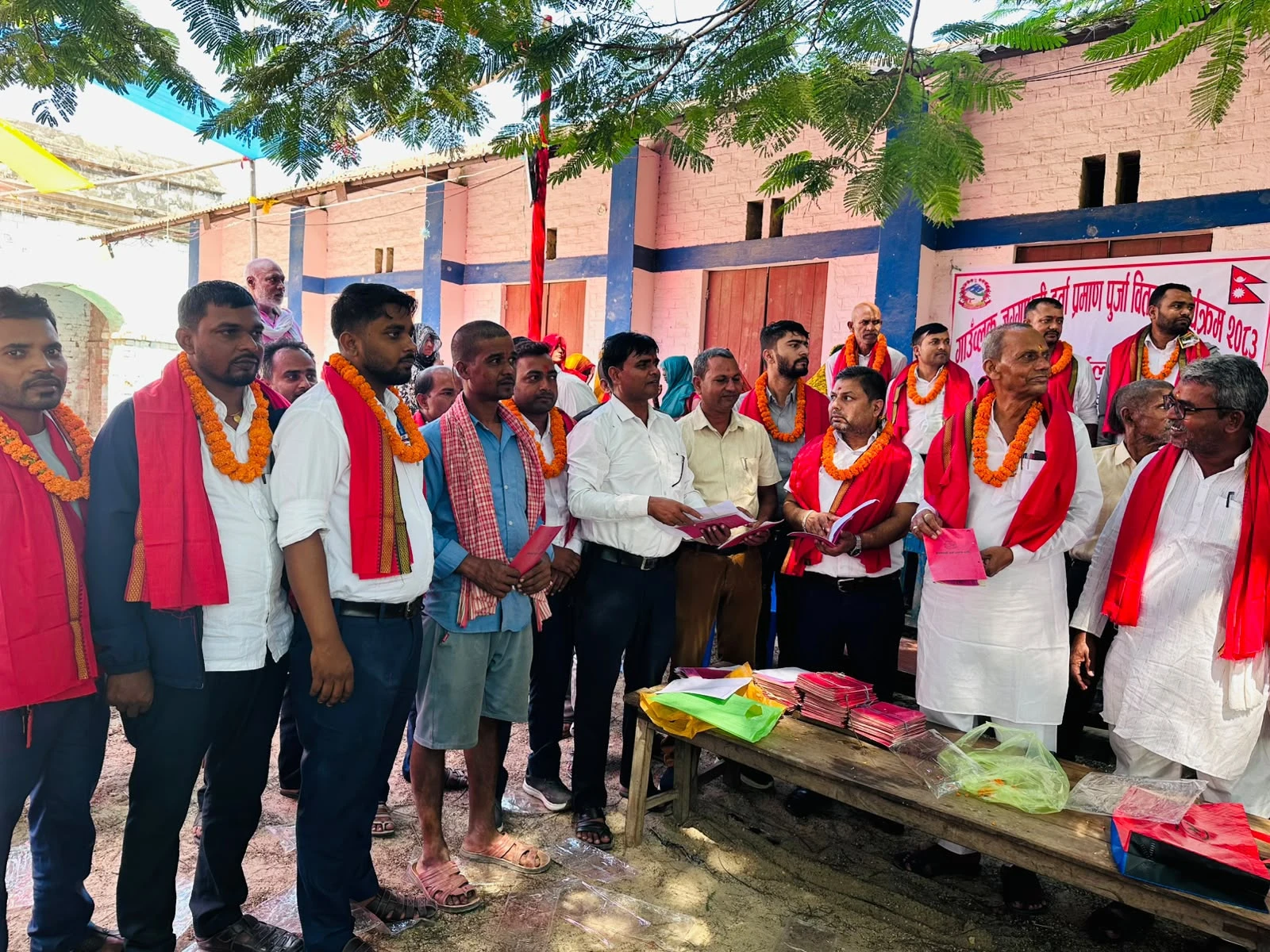 नापजाँच सकिएको ११ वर्षपछि धनुषाका २३३ परिवारले पाए लालपुर्जा