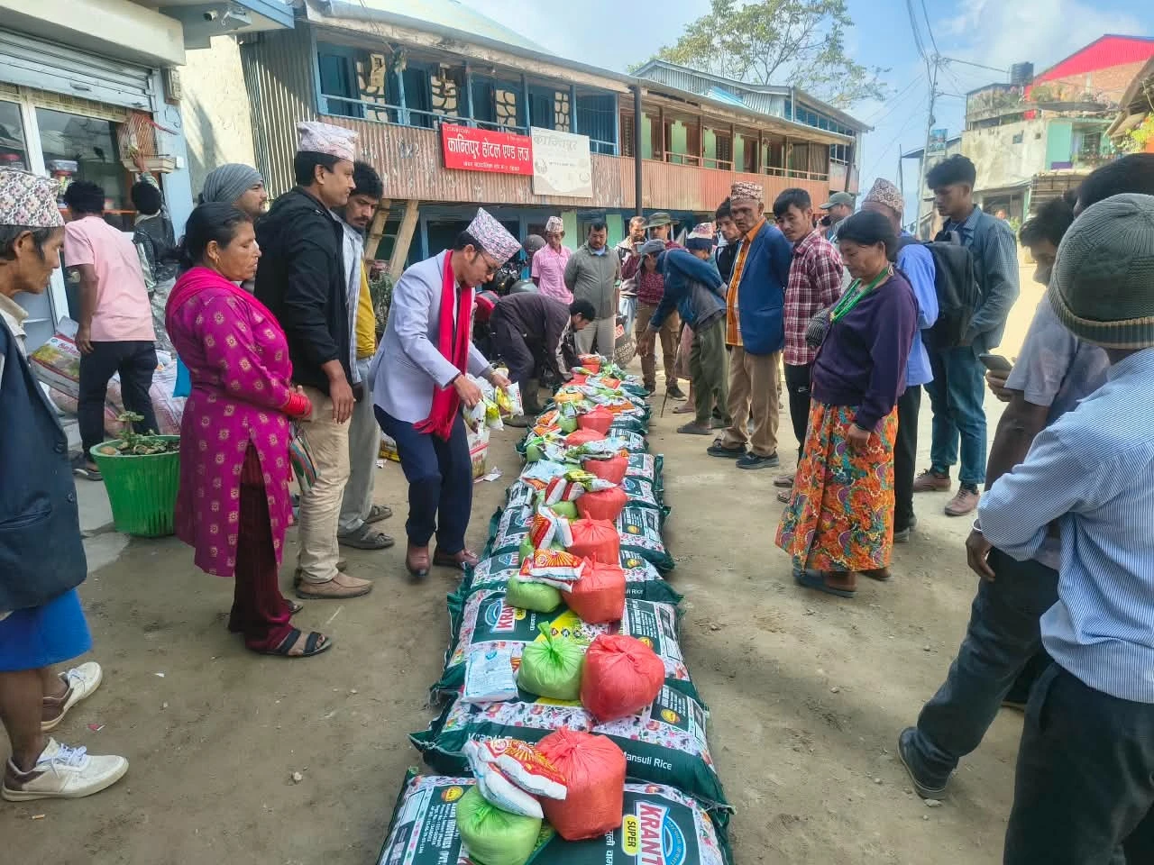 दसैँमा छथरका ८६ विपन्न परिवारलाई खाद्यान्न वितरण