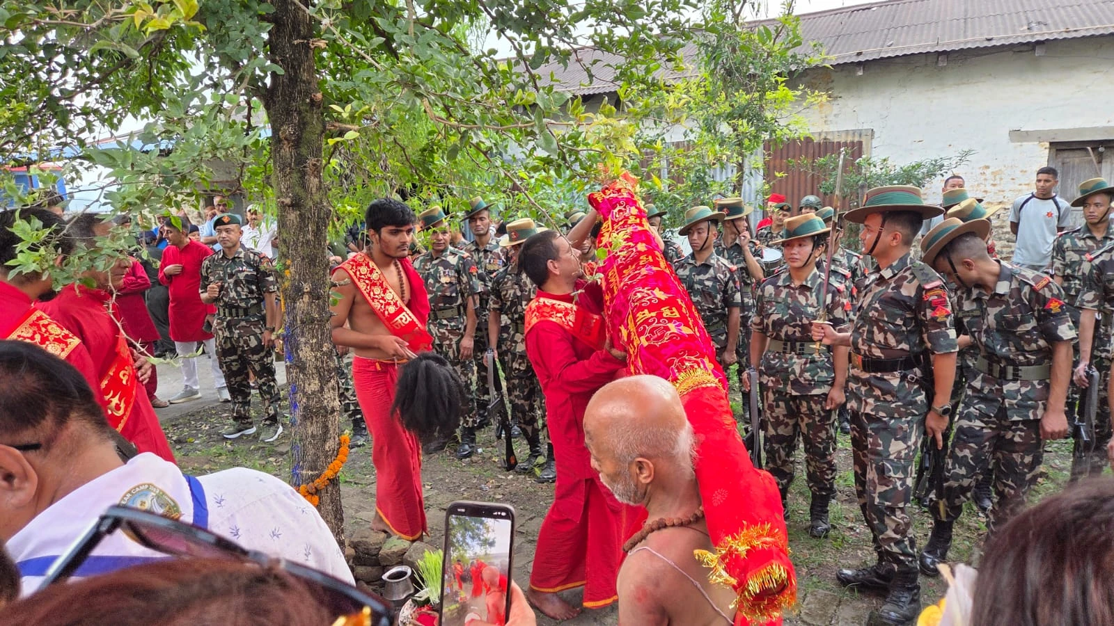 धरानको दन्तकाली मन्दिरमा हर्षोल्लासका साथ फूलपाती भित्र्याइयो (तस्बिरहरूसहित)