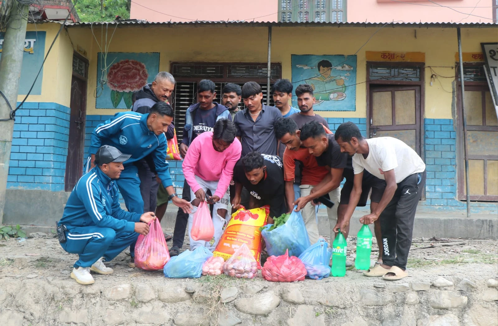 ज्याला नपाएका १२ मजदुरलाई दसैँमा नगरपालिकाले दियो खाद्यान्न र मासु