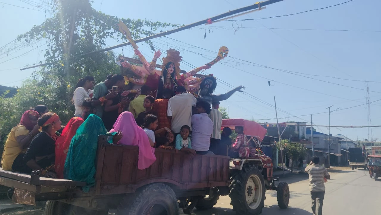 इनरुवामा बाजागाजा र नाचगानसहित दुर्गा भवानीको मूर्ति विसर्जन, कोसी कटानमा भक्तजनको घुइँचो