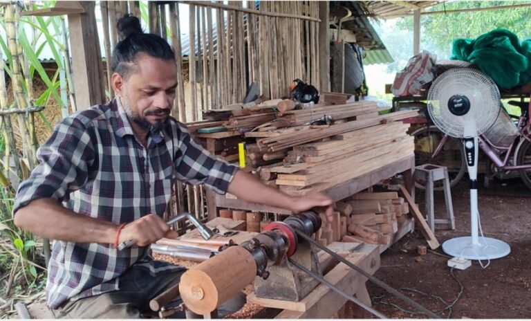 युट्युब हेरेर सिकेको काष्ठकलाबाट मनग्य आम्दानी